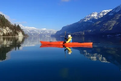 Feel the quiet of lake brienz on a winter kayak tour, surrounded by snowy peaks. includes all equipment, drysuits, expert guide, and photo package. small groups.