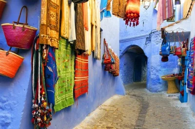 Chefchaouen tagesausflug: geführter medina-spaziergang, kasbah, große moschee, lokales mittagessen, minztee & hin- und rückfahrt. entdecke die blaue stadt marokkos entspannt.