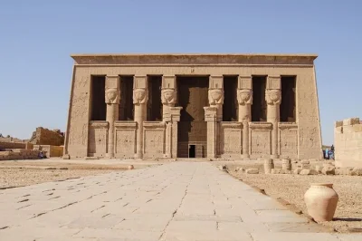 Entdecke die tempel von dendera und abydos bei einer privaten tagestour ab luxor. erlebe ägyptische geschichte mit lizenziertem guide, hoteltransfer und bequemer fahrt.