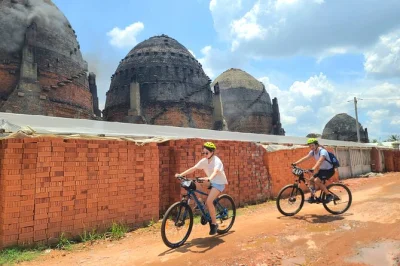 Explore o delta do mekong de bicicleta, barco e hospedagem local. pedale por vilarejos tranquilos, prove a culinária típica e conecte-se com a vida real em cái bè. garanta sua vaga agora.