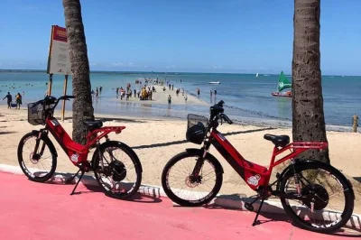 Découvrez maceió à vélo électrique, entre plages, marchés artisanaux et spots de surf locaux. eau en bouteille incluse et guide expert pour une expérience unique.