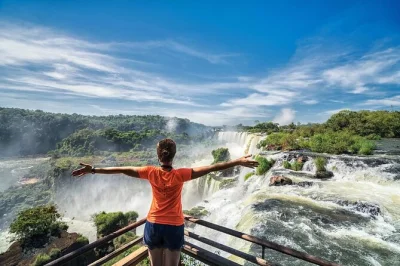 Vive las cataratas del iguazú en un tour privado con traslado desde el hotel, guía experto y opción de paseo en barco. explora de cerca el lado argentino. reserva tu aventura ahora.