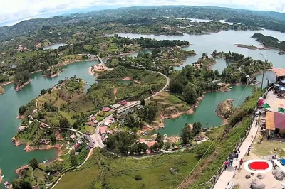 Scopri i colori di guatape, sali sulla roccia el peñol e passeggia tra le vie sul lago in questa escursione privata da medellin con pick-up in hotel e ingressi inclusi.