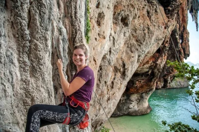Erlebe die kalksteinfelsen von railay beach bei einer anfänger-klettertour mit lokalen guides, inklusive ausrüstung und abholung vom hotel in ao nang oder krabi stadt.