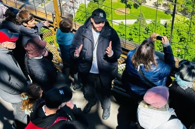 Parigi, torre eiffel, salita con guida locale, biglietti inclusi e accesso al sommitalift. vivi la città da una prospettiva unica con tempo flessibile per esplorare.