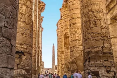 Découvrez les merveilles antiques de louxor depuis hurghada. visitez le temple de karnak, le temple d’hatchepsout et les colosses de memnon avec un guide égyptologue expert.