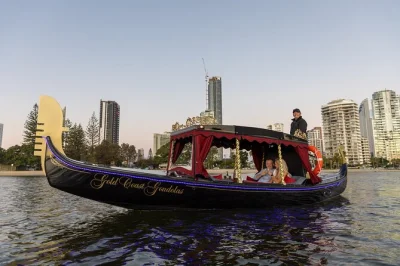 Gold coast gondelfahrt privat für bis zu 5 personen buchen. genieße wein, eine feine käseplatte und luxuriöse ausblicke auf die kanäle – perfekt für besondere momente.
