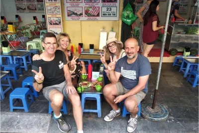 Descubra o bairro antigo de hanoi, provando comidas de rua em barracas escondidas, experimentando café com ovo e curtindo a vista noturna do lago hoan kiem. inclui comidas e bebidas.