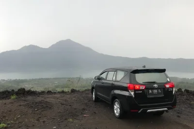 Descubra bali do seu jeito com carro particular e motorista que fala inglês, busca no hotel e 10 horas para explorar praias, templos e ubud no seu ritmo.