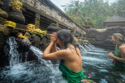 Erleben sie eine echte balinesische schamanenheilung und das melukat-ritual im tirta empul tempel. inklusive mittagessen in ubud, guide, eintrittsgelder und privatem transport.