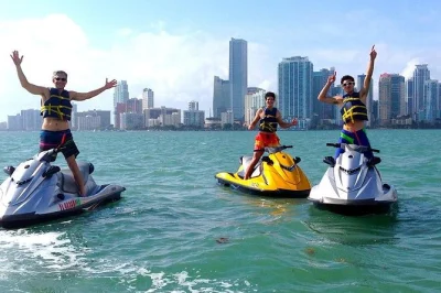 Erlebe miami’s biscayne bay auf einer jet ski tour, entdecke delfine und manatees und cruise mit einem lokalen guide. inklusive sprit, schwimmweste und flexibler zeitplanung.