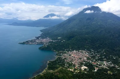 Siente el aire fresco en indian nose sobre el lago atitlán, disfruta del amanecer o vistas al mediodía y conoce historias locales con guía. incluye recogida en panajachel.