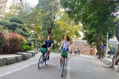 Erlebe guangzhou auf einer geführten radtour – mit klassischen phoenix-rädern durch verwinkelte gassen und moderne wolkenkratzer, begleitet von einem lokalen guide, snacks und entspanntem tempo.