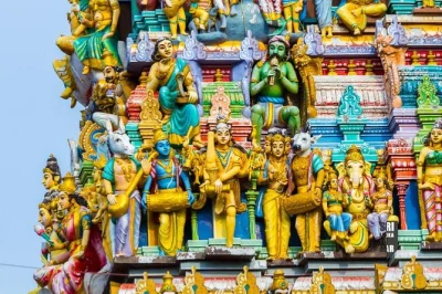 Descubre colombo con un guía privado: visita el templo gangaramaya, los mercados de pettah, vistas al lago y mezquitas históricas. recogida en hotel incluida.