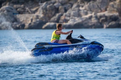 Vivi l’emozione del jet ski a dubrovnik, esplorando le isole elafiti, spiagge segrete e grotte marine. incluso equipaggiamento di sicurezza, borse impermeabili e consigli locali per il tuo tour.