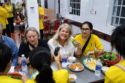 Explore as ruas vibrantes de saigon de scooter, prove panquecas e sopas típicas, aproveite churrasco de rua e sobremesas doces. inclui traslado do hotel e todas as comidas.