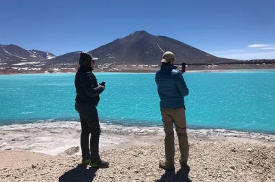 Explore o parque nacional nevado tres cruces no atacama com guia particular. veja ojos del salado, lagoas turquesa e flamingos. transporte privativo incluso.