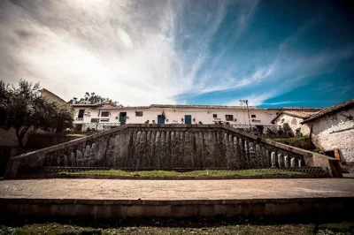 Descubre san blas en cusco con un tour privado a pie. visita talleres artesanales, pasea por calles empedradas y conoce la histórica iglesia de san blas.
