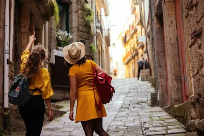 Sinta a vibe de lisboa num tour privado a pé, do charme das ruas de alfama à praça do comércio. inclui dicas exclusivas, orientação e roteiro flexível.