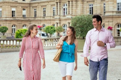 Scopri il vero cuore di parigi con un tour privato: passeggia tra gli storici arrondissement, ascolta storie locali e ricevi consigli personalizzati dalla tua guida. percorso flessibile incluso.