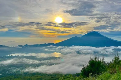 Erlebe den sonnenaufgang am mount batur auf bali und entspanne danach in den natürlichen heißen quellen von kintamani. private tour mit guide, transport und frühstück.