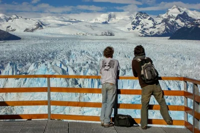 Explore o imponente glaciar perito moreno em um passeio de um dia saindo de el calafate, com passarelas, mirantes e opção de passeio de barco. inclui transporte e guia local.
