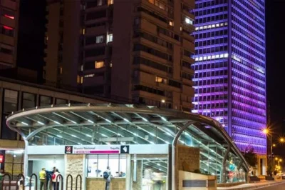 Découvrez bogota de nuit lors d’une visite privée. explorez la candelaria, la place de bolivar et profitez d’une vue sur la ville depuis la calera. prise en charge à l’hôtel, boissons et gui