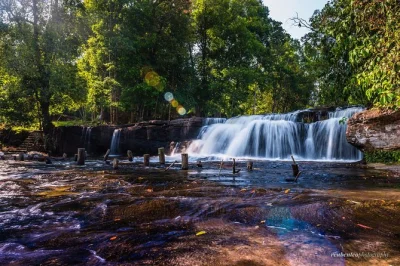 Scopri la freschezza della cascata di phnom kulen, ammira le antiche incisioni sul fiume dei 1000 lingas e visita il tempio del buddha sdraiato, con pick-up dagli hotel di siem reap incluso.