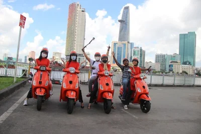 Explore as ruas escondidas de saigon de vespa com guias locais mulheres. visite a catedral de notre dame, mercados de flores, chinatown e muito mais. almoço incluso.