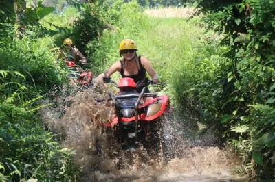 Erlebe eine bali-atv-tour durch reisfelder und dörfer sowie dschungelschaukeln bei ubud. all-inclusive-abenteuer mit mittagessen, transfers und versicherung.