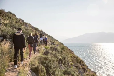 Explore nafplio em uma caminhada guiada—visite capelas à beira-mar, relaxe em uma praia de areia e aproveite um piquenique local. inclui transporte do hotel e acompanhamento especializado.