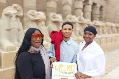 Descubre las tumbas milenarias de luxor, explora las imponentes columnas de karnak y disfruta un almuerzo de koshari en un tour privado con guía egiptólogo y recogida en hotel.