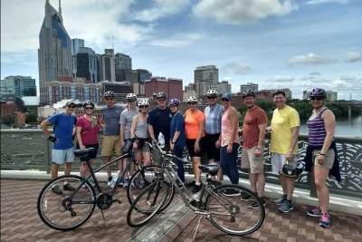 Descubre nashville más allá de broadway. recorre el greenway, explora east nashville y recibe consejos locales con un alquiler flexible de e-bike, casco incluido y rutas recomendadas.