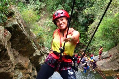 Essayez le canyoning à seulement 2 heures de bogota. excursions en groupe guidées, prise en charge à l’hôtel et tous les frais inclus. aucune expérience requise — parfait pour les voyageurs e