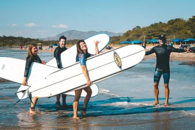 Siente la emoción del surf en tamarindo con clases prácticas de salt, grupos reducidos y profesores expertos. incluye tabla, rashguard y horarios flexibles.
