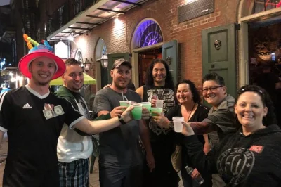 Entdecke new orleans’ dunkle seite bei einem pub crawl im french quarter mit geistergeschichten und lokalen drinks. 2 stunden führung mit barstopps. ab 21 jahren.