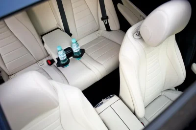 Reserve um táxi preto mercedes e class em cracóvia para transfers privados de até 50 km. aproveite conforto, wifi, água mineral e um motorista local simpático. garanta já sua reserva.