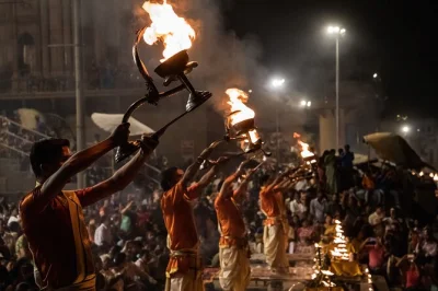 Découvrez varanasi au crépuscule : cérémonie ganga aarti, balade en bateau le long des ghats dashashwamedh et manikarnika, récits guidés et eau en bouteille incluse.