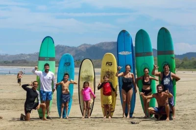Vivez l’adrénaline à tamarindo avec des cours de surf, exercices au sol et défis dans l’eau. analyse vidéo, café et matériel inclus, encadrés par des moniteurs certifiés.