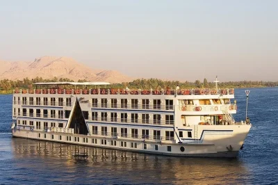 Navega entre luxor y asuán en un crucero de 2 noches por el nilo, visitando templos antiguos, el valle de los reyes y abu simbel. incluye recogida en hotel, guía y pensión completa.