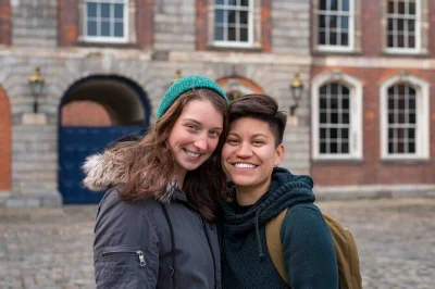 Immortala il tuo amore a dublino con un servizio fotografico privato a ha’penny bridge, temple bar, castello di dublino e city hall. ideale per coppie, consegna rapida.