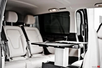 Reserve uma minivan privada mercedes v class em cracóvia. desfrute do conforto vip, motoristas que falam inglês, wifi e água engarrafada. perfeito para famílias ou negócios.