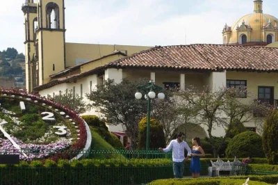 Vivi l’aria fresca di montagna a zacatlán, assaggia il sidro di mele fresco, scopri le sfere natalizie fatte a mano e visita i pueblos mágicos di puebla con guida privata e comodo pick-up.