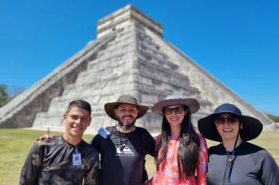 Comece cedo em mérida para explorar chichen itza antes da multidão, nade em um cenote sagrado, aproveite um almoço típico iucateca e caminhe pelas ruas amarelas de izamal. transporte incluso.