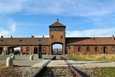 Visita auschwitz-birkenau con guida autorizzata, trasporto privato da krakovia e gruppo ristretto. include trasferimenti e ingresso. un’esperienza che lascia il segno.