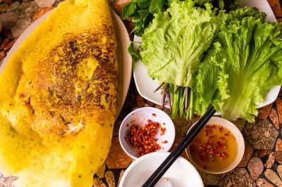 Explore ho chi minh city em um tour vegano de scooter com guia local, comidas de rua e o maior mercado de flores da cidade. inclui transporte do hotel.