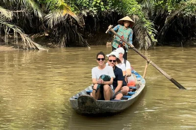 Delta do mekong, ben tre: passeio de barco pelos canais, degustação de frutas frescas, visita a oficina de coco e passeio de xe loi ou bicicleta com transporte incluso.