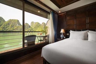 Descubre la bahía de halong en un crucero de lujo con kayak en calas tranquilas, pesca de calamares y cabina con balcón privado. incluye comidas y recogida en hanoi.
