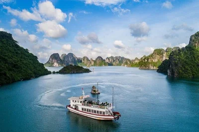 Explora la bahía de ha long en un crucero con kayak en la cueva luon, nada en la isla titov y visita la cueva sorprendente. incluye recogida en hotel en hanoi y almuerzo vietnamita a bordo.