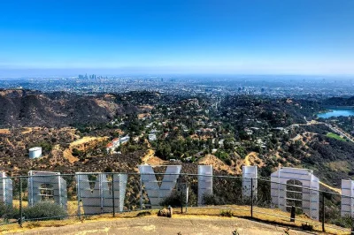 Descubre los Ángeles en un tour privado de 3 horas con guía local. fotos exclusivas junto al cartel de hollywood, paseo por mulholland drive y caminata por rodeo drive. incluye recogida y agua embot